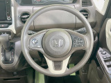 インテリアに合わせたデザインのステアリングは、運転される方のことも考え、運転しやすい形状、大きさです。是非一度、実際に触ってお確かめください。