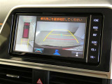パノラミックビューモニターを装備。クルマを真上から見るように周囲を確認できます。