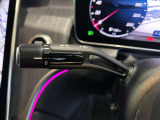 ステアリングボタンは、使いやすいデザインでございます。ステアリング付近のレバーや、ステアリングボタンで追従機能の操作も可能でございます。
