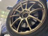 【ADVAN Racing18インチアルミホイール】外観にマッチしたアルミホイールを装着しております。各種アルミホイールや、スタッドレスタイヤも取扱いしております。是非ご相談ください♪