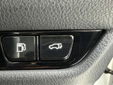 電動式バックドアです。 荷物を持ったままでもボタン一つで自動的に開け閉めできるので便利ですよ。 挟み込み防止機能も付いていますのでお子様の手や荷物を挟み込むのを防いでくれますよ。