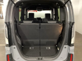コンパクトボディーなのに、荷室はこんなに広々!たくさん荷物が積めますよ。