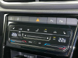 タッチコントロール式2ゾーンフルオートエアコンパネル。運転席、助手席それぞれ独立して温度管理が可能です。花粉やダストを除去するフレッシュエアフィルターも装備され、クリーンな室内環境を保ちます。