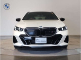 【キドニーグリル】BMWは約90年もの間、ほぼ全ての車両にひと目でBMWだと分かるこの特徴的なフロントグリルが備えられ、デザイン・アイコンとして親しまれてきました。