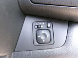 電動格納式ミラーなので、対向車などとのすれ違い時にも便利です。また、ドアロック連動で自動格納します。