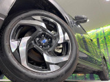 【純正18インチアルミホイール】外観にマッチした純正アルミホイールを装着しております。各種社外アルミホイールや、スタッドレスタイヤも取扱いしております。是非ご相談ください♪