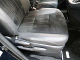 運転席です。合成皮革シート表皮(昇温降温抑制機能付)、快適温熱シート(運転席?助手席)