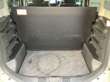 フラットで床が低い荷室です。荷物の積み下ろしがしやすいですね。マルチボードで荷室との仕切りができます。