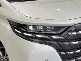 【LEDヘッドライト】悪天候や夜間走行時も良好な視界を確保し安心して運転できる高輝度LEDヘッドライトを装備!点灯速度が早く、消費電力も抑えられています。