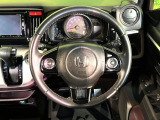 インテリアに合わせたデザインのステアリングは、運転される方のことも考え、運転しやすい形状、大きさです。是非一度、実際に触ってお確かめください。