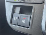 【電動パーキングブレーキ】ブレーキを踏んで停車したときにブレーキペダルから足を離しても停車状態を維持することができます。