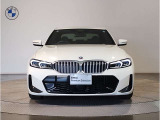 ☆BMWの代名詞とも言える【キドニーグリル】一目見ただけでBMW車であると認識できる確固たるアイコンとして存在感を放ちます☆