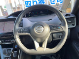 インテリアに合わせたデザインのステアリングは、運転される方のことも考え、運転しやすい形状、大きさです。是非一度、実際に触ってお確かめください。