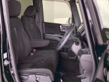 フロントシートはベンチシートです。ベンチシ―トは運転席と助手席の移動もスムーズ。狭い駐車場での乗り降りに便利です。