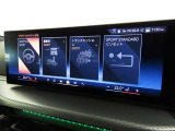 BMWカーブド・ディスプレイは、必要な情報をひと目で把握できるだけでなく、BMW iDriveの主要なインターフェイスとしてさまざまな機能の直観的な操作を可能にしています。