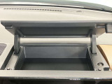 インスト運転席アッパーボックス・散らかりがちな駐車券やガソリンの領収書、小物などをサッと置いて、蓋を閉めてスッキリ収納できます。