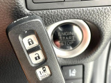 【Hondaスマートキー】カバンやポケットに入れたままでもドアの施錠・解錠が可能なスマートキーを装備。エンジンのオン・オフ時もカギを取り出す必要が無いからとっても便利です♪