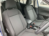 長時間運転でも疲れにくい設計の高品質シートを採用。姿勢が自然に決まり、街乗りから高速道路まで快適なドライブをサポートします。