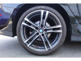 【BMWアロイホイール】軽量かつ強度に拘ったアロイホイール。走行性能ポテンシャルを引き出す設計。タイヤのサイドウォールが強化されたランフラットタイヤは、パンク時にタイヤがつぶれてもリムから外れません。