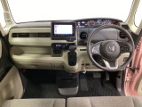 車内は光触媒抗菌消臭施工済です。スタイリッシュなデザインで暖かみのあるインパネ周りを演出します。グローブボックスやカップホルダーのほかにトレーなどたくさんの収納スペースが装備されています。