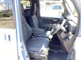 自社整備工場で点検整備をおこなってからお渡ししています。車検が残っている場合は『12ヶ月点検整備』を、車検整備付きの場合は『車検整備』をおこないます。整備費用は車両本体価格に含まれています。