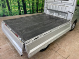 積み下ろしのしやすいデッキにはたっぷりと荷物を積み込んでいただけます。遊びから仕事まで、様々なシーンで頼れます♪