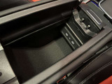 メルセデスのシートは少し硬めになっております。長時間の運転の際、適度な反発があることでお尻や腰の負担を減らす効果が御座います。