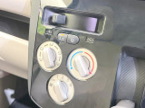 寒い冬も暑い夏も全席に快適な空調を届けてくれる、ダイヤル式エアコンを装備♪