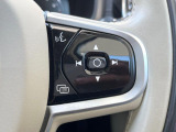 【ステアリングスイッチ】運転中、前方から目線をそらさずにオーディオ等の操作ができるよう、適切に配置されたスイッチ類。安心&快適なドライブを演出してくれる便利な機能です。