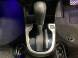 CVT車のセレクトレバーです。低速から高速まで、変速ショックのないスムーズな走りを実現するとともに、エンジン効率のよい領域を維持することで燃費にも貢献します。