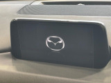 【マツダコネクトナビ】車内の雰囲気にマッチした一体型タイプのナビ。各種車輌設定やBluetooth再生等、様々な機能が楽しめます。直感的なダイヤル操作が可能で、使い勝手も良好です。