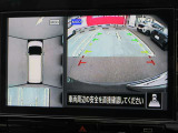 アラウンドビュー付き。上空から車両を見下ろしたような画像に加工された映像をディスプレイで確認しながら車庫入などができ大変便利です。