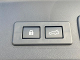 【パワーバックドア】スマートキーや運転席のボタンを押すだけでリアゲートが自動で開閉します!荷物を持っている時や、高い位置にあるバックドアを閉める際に便利な機能です♪