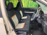 運転席まわりには十分なスペースがあり、大柄な方でもゆったり運転していただける環境です。