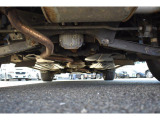 車両後方からの下回りです。マフラー防錆塗装や下回り防錆施工等も可能でございます。