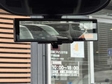 後方をカメラで映しだす機能が付いたスマートルームミラー!ルームミラーの下のレバーを変えるだけで、後席に大きな荷物が乗っていても、後方をカメラを確認できる便利機能!。