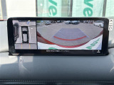 【360&deg;ビュー・モニター】まるでクルマを真上から見下ろしたかのような視点で駐車をサポートします。クルマの斜め後ろや真横など、前後左右の4つのカメラの映像が合成されて、モニターに映し出されます。