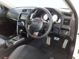運転席周りのレイアウトをご覧ください。ナビゲーションが綺麗に装着されすっきり収まってますね!