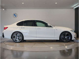 ☆BMWの前後重量配分50:50はエンジン自体をフロントタイヤよりも後ろにずらし、通常はエンジンルーム内に搭載される重量物であるバッテリーをトランクに移動させるなどして実現されています☆