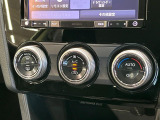 【オートエアコン】一度お好みの温度に設定すれば、車内の温度を検知し風量や温度を自動で調整。暑い&hellip;寒い&hellip;と何度もスイッチ操作をする必要はありません。快適な車内空間には必須の機能ですね♪