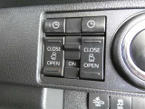 電動スライドドアのスイッチで車内からもスライドドアの開閉ができます。イージークローザー機能で半ドアになることも防止してくれます。