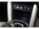 データ転送/給電用のUSBが装備されています。車内にあると便利なアイテムのひとつですね!充電中のスマホなどの置き場に便利なポケットも備えています。