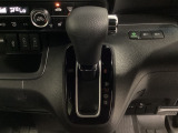 CVT車のセレクトレバーです。低速から高速まで、変速ショックのないスムーズな走りを実現するとともに、エンジン効率のよい領域を維持することで燃費にも貢献します。