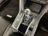 シンプルでとても使いやすいフロアシフトに、パーキングブレーキは、電子制御パーキングブレーキです。