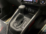 操作しやすいATシフトです♪シフトチェンジを気にしなくていいので運転だけに集中できますね!自然と手に届くところにある、手になじむ形状のシフトノブがいいですね♪