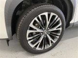 タイヤサイズは215/50R18!残り溝は5ミリ程度です!ホイール表面に擦り傷箇所あり。(左フロントタイヤ)