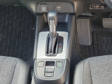 運転席より操作性の良いシフトレバーと電子パーキングブレーキ・ブレーキホールドの画像です。
