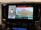 映像で見づらい車両周辺の確認をアシスト。クルマを真上から見ているような映像を表示。 運転席から確認しにくい車両周囲の状況を把握。
