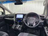 運転席まわりです。 各操作スイッチは使いやすい位置に配置されてます。
