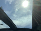 サンルーフが装備されています。外からの光を取り込めるので気持ちがいいですね。